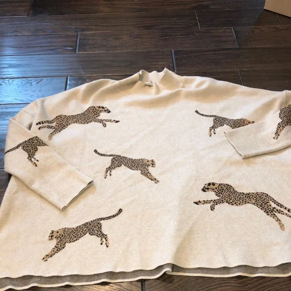 Entro leopard print sweater size large with high side slits - Picture 2 of 9